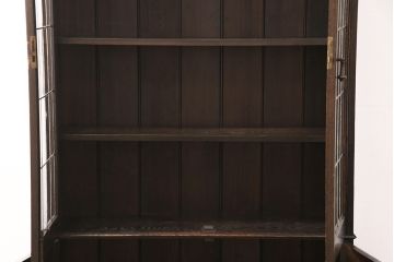 イギリスアンティーク　オーク材　クラシカルな雰囲気漂うステンドガラス入りキャビネット(ブックケース、食器棚、飾り棚)(R-050457)