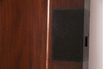 和製アンティーク　総ケヤキの一枚板　漆塗り　極厚・極太　最上手品!!160kgもある最上級の品質を誇る蔵戸(玄関戸、引き戸)(R-050467)