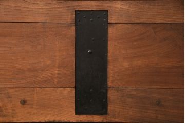 和製アンティーク　総ケヤキの一枚板　漆塗り　極厚・極太　最上手品!!160kgもある最上級の品質を誇る蔵戸(玄関戸、引き戸)(R-050467)