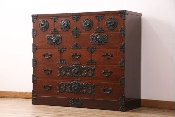 中古　美品　岩谷堂箪笥　黒々とした迫力のある金具が目を引く整理箪笥(収納タンス、衣装箪笥、引き出し)(R-050470)
