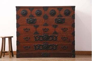 中古　美品　岩谷堂箪笥　黒々とした迫力のある金具が目を引く整理箪笥(収納タンス、衣装箪笥、引き出し)(R-050470)