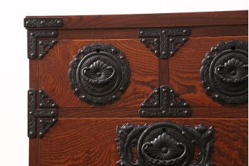 中古　美品　岩谷堂箪笥　黒々とした迫力のある金具が目を引く整理箪笥(収納タンス、衣装箪笥、引き出し)(R-050470)