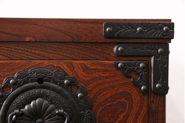 中古　美品　岩谷堂箪笥　黒々とした迫力のある金具が目を引く整理箪笥(収納タンス、衣装箪笥、引き出し)(R-050470)