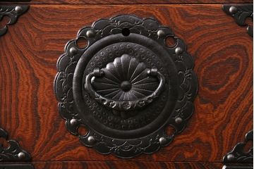 中古　美品　岩谷堂箪笥　黒々とした迫力のある金具が目を引く整理箪笥(収納タンス、衣装箪笥、引き出し)(R-050470)
