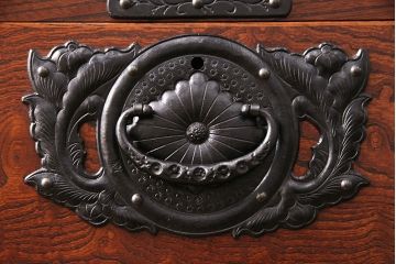 中古　美品　岩谷堂箪笥　黒々とした迫力のある金具が目を引く整理箪笥(収納タンス、衣装箪笥、引き出し)(R-050470)
