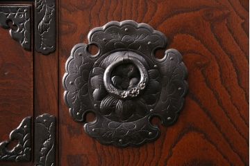 中古　岩谷堂箪笥　黒々とした金具が堂々とした存在感を放つ重ね箪笥(引き出し、衣装箪笥、収納タンス、上下バラ売り可能)(R-050473)