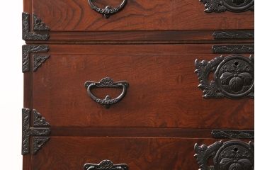 中古　岩谷堂箪笥　黒々とした金具が堂々とした存在感を放つ重ね箪笥(引き出し、衣装箪笥、収納タンス、上下バラ売り可能)(R-050473)