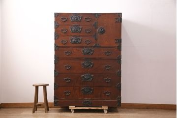 中古　岩谷堂箪笥　黒々とした金具が堂々とした存在感を放つ重ね箪笥(引き出し、衣装箪笥、収納タンス、上下バラ売り可能)(R-050473)