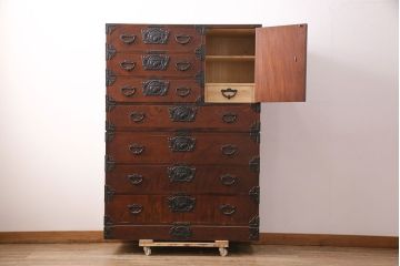 中古　岩谷堂箪笥　黒々とした金具が堂々とした存在感を放つ重ね箪笥(引き出し、衣装箪笥、収納タンス、上下バラ売り可能)(R-050473)