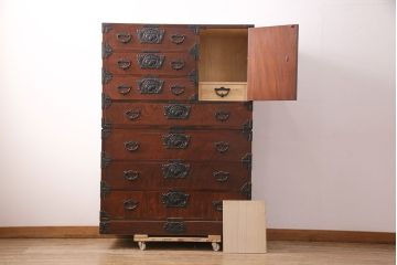 中古　岩谷堂箪笥　黒々とした金具が堂々とした存在感を放つ重ね箪笥(引き出し、衣装箪笥、収納タンス、上下バラ売り可能)(R-050473)