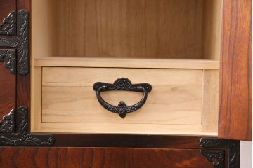 中古　岩谷堂箪笥　黒々とした金具が堂々とした存在感を放つ重ね箪笥(引き出し、衣装箪笥、収納タンス、上下バラ売り可能)(R-050473)