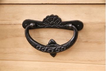 中古　岩谷堂箪笥　黒々とした金具が堂々とした存在感を放つ重ね箪笥(引き出し、衣装箪笥、収納タンス、上下バラ売り可能)(R-050473)