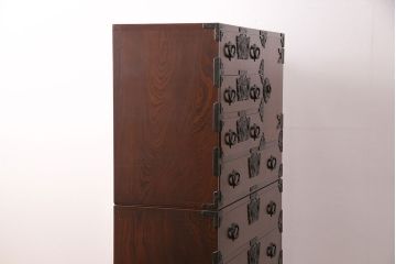 中古　岩谷堂箪笥　黒々とした金具が堂々とした存在感を放つ重ね箪笥(引き出し、衣装箪笥、収納タンス、上下バラ売り可能)(R-050473)