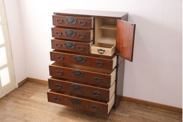 中古　岩谷堂箪笥　黒々とした金具が堂々とした存在感を放つ重ね箪笥(引き出し、衣装箪笥、収納タンス、上下バラ売り可能)(R-050473)