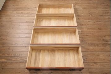 中古　岩谷堂箪笥　黒々とした金具が堂々とした存在感を放つ重ね箪笥(引き出し、衣装箪笥、収納タンス、上下バラ売り可能)(R-050473)