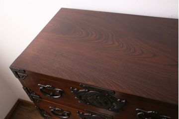 中古　岩谷堂箪笥　黒々とした金具が堂々とした存在感を放つ重ね箪笥(引き出し、衣装箪笥、収納タンス、上下バラ売り可能)(R-050473)