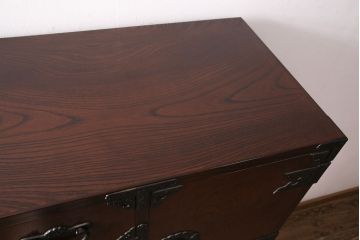 中古　岩谷堂箪笥　黒々とした金具が堂々とした存在感を放つ重ね箪笥(引き出し、衣装箪笥、収納タンス、上下バラ売り可能)(R-050473)