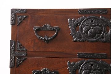 中古　岩谷堂箪笥　黒々とした金具が堂々とした存在感を放つ重ね箪笥(引き出し、衣装箪笥、収納タンス、上下バラ売り可能)(R-050473)