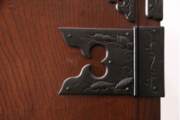 中古　岩谷堂箪笥　黒々とした金具が堂々とした存在感を放つ重ね箪笥(引き出し、衣装箪笥、収納タンス、上下バラ売り可能)(R-050473)