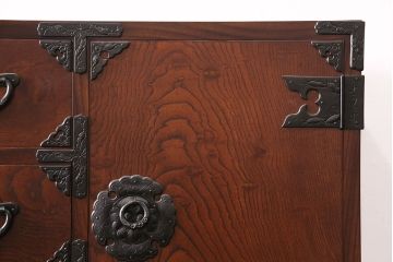 中古　岩谷堂箪笥　黒々とした金具が堂々とした存在感を放つ重ね箪笥(引き出し、衣装箪笥、収納タンス、上下バラ売り可能)(R-050473)