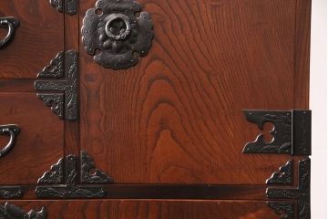 中古　岩谷堂箪笥　黒々とした金具が堂々とした存在感を放つ重ね箪笥(引き出し、衣装箪笥、収納タンス、上下バラ売り可能)(R-050473)
