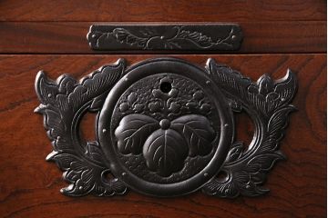 中古　岩谷堂箪笥　黒々とした金具が堂々とした存在感を放つ重ね箪笥(引き出し、衣装箪笥、収納タンス、上下バラ売り可能)(R-050473)