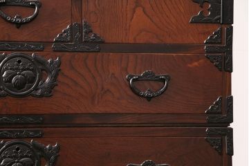 中古　岩谷堂箪笥　黒々とした金具が堂々とした存在感を放つ重ね箪笥(引き出し、衣装箪笥、収納タンス、上下バラ売り可能)(R-050473)