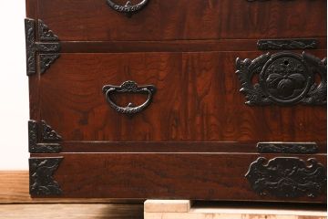 中古　岩谷堂箪笥　黒々とした金具が堂々とした存在感を放つ重ね箪笥(引き出し、衣装箪笥、収納タンス、上下バラ売り可能)(R-050473)