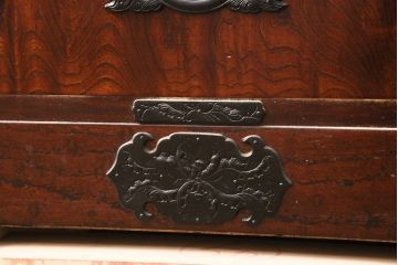 中古　岩谷堂箪笥　黒々とした金具が堂々とした存在感を放つ重ね箪笥(引き出し、衣装箪笥、収納タンス、上下バラ売り可能)(R-050473)