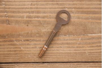 中古　岩谷堂箪笥　黒々とした金具が堂々とした存在感を放つ重ね箪笥(引き出し、衣装箪笥、収納タンス、上下バラ売り可能)(R-050473)