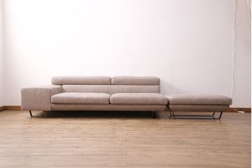 中古美品　展示品　日本フクラ(HUKLA)　2016モデル　クオード(QUOD)　シックなデザインが大人の空間づくりを叶えてくれるオットマン付き3人掛けソファ(リビングソファ)(定価約63万円)(R-050483)