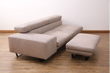 中古美品　展示品　日本フクラ(HUKLA)　2016モデル　クオード(QUOD)　シックなデザインが大人の空間づくりを叶えてくれるオットマン付き3人掛けソファ(リビングソファ)(定価約63万円)(R-050483)