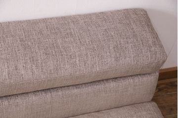 中古美品　展示品　日本フクラ(HUKLA)　2016モデル　クオード(QUOD)　シックなデザインが大人の空間づくりを叶えてくれるオットマン付き3人掛けソファ(リビングソファ)(定価約63万円)(R-050483)