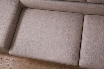 中古美品　展示品　日本フクラ(HUKLA)　2016モデル　クオード(QUOD)　シックなデザインが大人の空間づくりを叶えてくれるオットマン付き3人掛けソファ(リビングソファ)(定価約63万円)(R-050483)