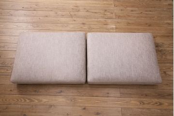 中古美品　展示品　日本フクラ(HUKLA)　2016モデル　クオード(QUOD)　シックなデザインが大人の空間づくりを叶えてくれるオットマン付き3人掛けソファ(リビングソファ)(定価約63万円)(R-050483)