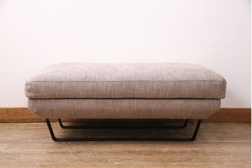 中古美品　展示品　日本フクラ(HUKLA)　2016モデル　クオード(QUOD)　シックなデザインが大人の空間づくりを叶えてくれるオットマン付き3人掛けソファ(リビングソファ)(定価約63万円)(R-050483)