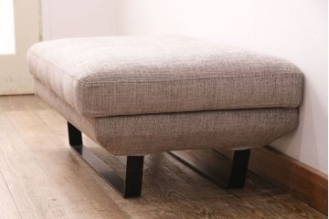 中古美品　展示品　日本フクラ(HUKLA)　2016モデル　クオード(QUOD)　シックなデザインが大人の空間づくりを叶えてくれるオットマン付き3人掛けソファ(リビングソファ)(定価約63万円)(R-050483)