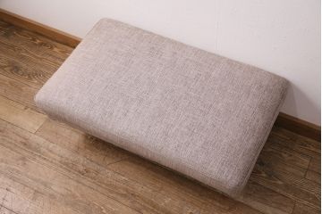 中古美品　展示品　日本フクラ(HUKLA)　2016モデル　クオード(QUOD)　シックなデザインが大人の空間づくりを叶えてくれるオットマン付き3人掛けソファ(リビングソファ)(定価約63万円)(R-050483)