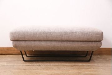 中古美品　展示品　日本フクラ(HUKLA)　2016モデル　クオード(QUOD)　シックなデザインが大人の空間づくりを叶えてくれるオットマン付き3人掛けソファ(リビングソファ)(定価約63万円)(R-050483)