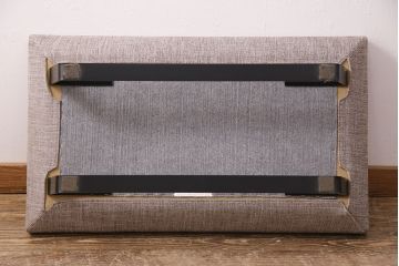 中古美品　展示品　日本フクラ(HUKLA)　2016モデル　クオード(QUOD)　シックなデザインが大人の空間づくりを叶えてくれるオットマン付き3人掛けソファ(リビングソファ)(定価約63万円)(R-050483)