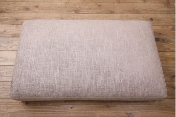 中古美品　展示品　日本フクラ(HUKLA)　2016モデル　クオード(QUOD)　シックなデザインが大人の空間づくりを叶えてくれるオットマン付き3人掛けソファ(リビングソファ)(定価約63万円)(R-050483)