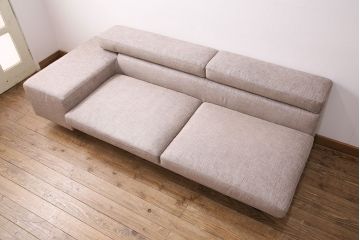 中古美品　展示品　日本フクラ(HUKLA)　2016モデル　クオード(QUOD)　シックなデザインが大人の空間づくりを叶えてくれるオットマン付き3人掛けソファ(リビングソファ)(定価約63万円)(R-050483)