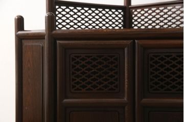 和製ヴィンテージ　鉄刀木(タガヤサン)の艶のある木肌が上品な雰囲気を演出するコーナー飾り棚(キャビネット、収納棚、ビンテージ)(R-050488)