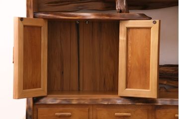 中古　美品　民芸家具　屋久杉を贅沢に使った存在感のある飾り棚(茶棚、収納棚)(定価約120万円)(R-050490)