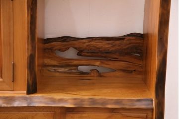 中古　美品　民芸家具　屋久杉を贅沢に使った存在感のある飾り棚(茶棚、収納棚)(定価約120万円)(R-050490)
