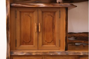 中古　美品　民芸家具　屋久杉を贅沢に使った存在感のある飾り棚(茶棚、収納棚)(定価約120万円)(R-050490)