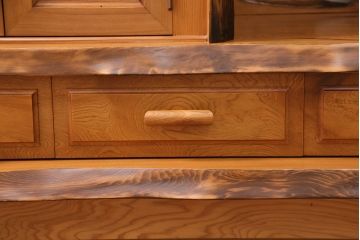 中古　美品　民芸家具　屋久杉を贅沢に使った存在感のある飾り棚(茶棚、収納棚)(定価約120万円)(R-050490)