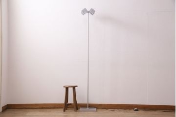 中古　IDC大塚家具　「メティ」　シャープなデザインが格好良いフロアスタンド(定価約11万円)(スタンド照明、スタンドライト)(R-050491)