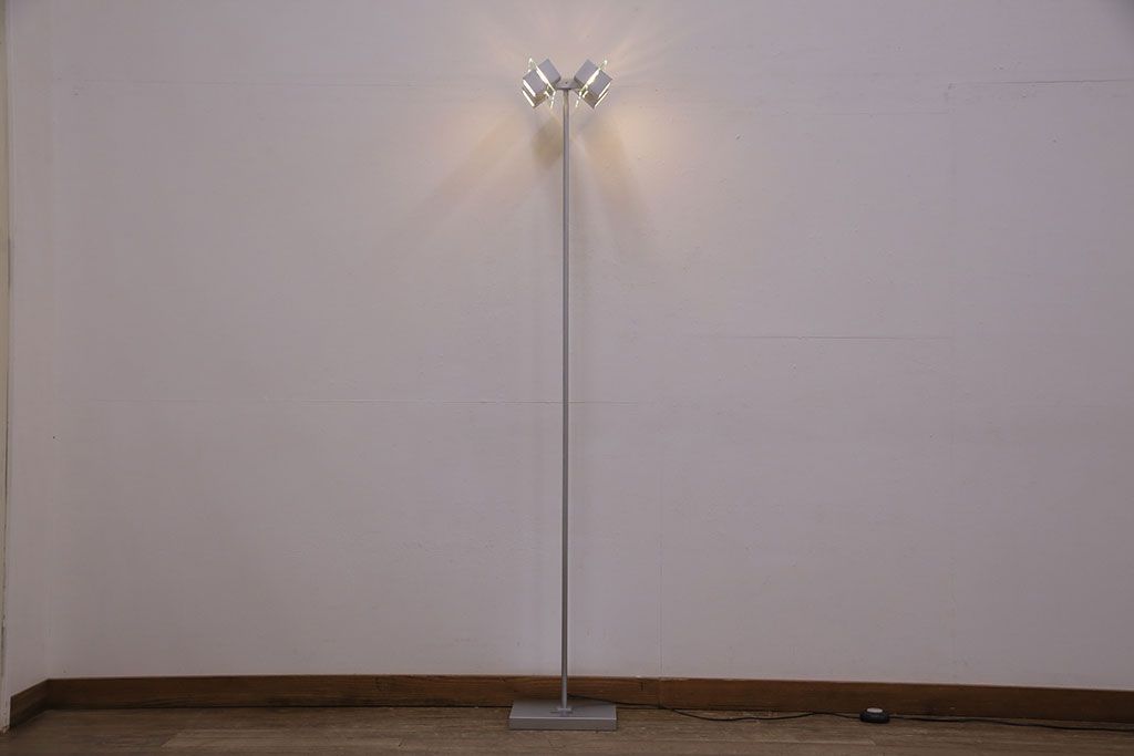 中古　IDC大塚家具　「メティ」　シャープなデザインが格好良いフロアスタンド(定価約11万円)(スタンド照明、スタンドライト)(R-050491)