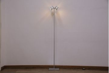 中古　IDC大塚家具　「メティ」　シャープなデザインが格好良いフロアスタンド(定価約11万円)(スタンド照明、スタンドライト)(R-050491)